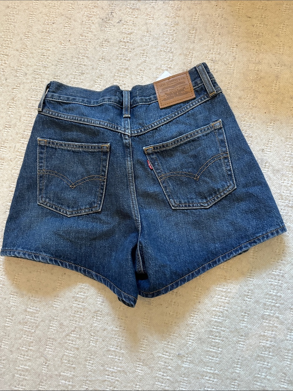 Levis 80s mom shorts size 27 “you sure can”wash